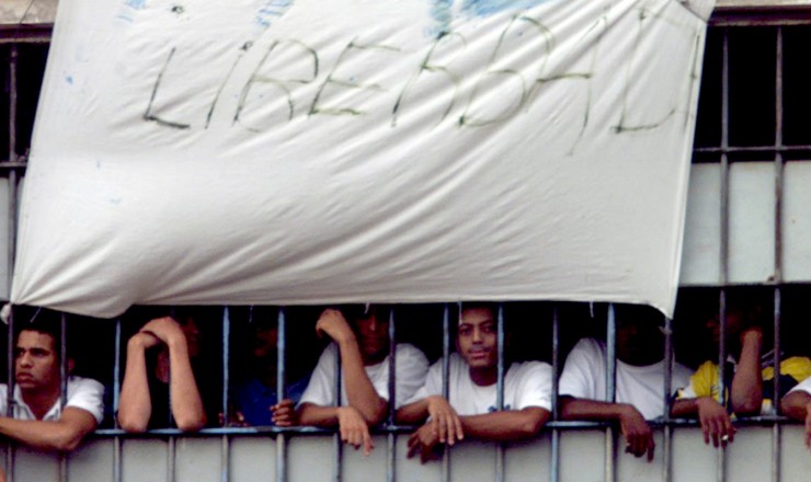  <strong> Presos rebelados no Carandiru </strong> protestam contra a transferência dos líderes do PCC para o interior do Estado 