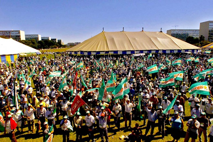  <strong> Trabalhadores rurais</strong> ligados à Confederação Nacional dos Trabalhadores na Agricultura fazem manifestação em frente ao Congresso Nacional