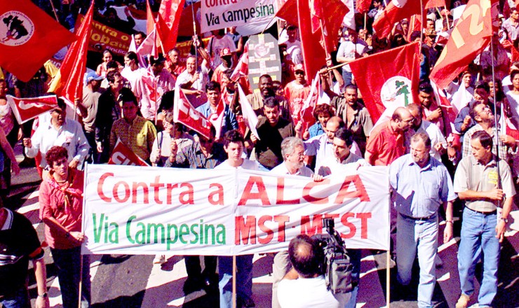  <strong> Manifestação na avenida Paulista, </strong> em São Paulo, organizada por movimentos sociais contra a adesão do Brasil à Alca   