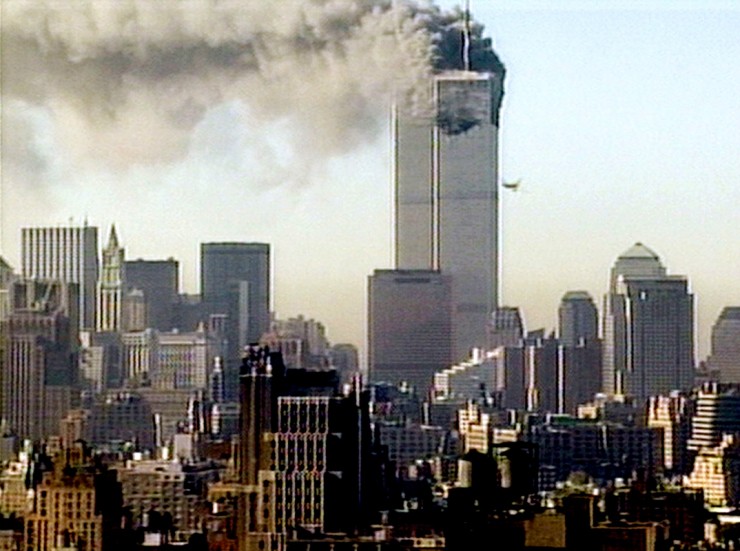  <strong> A primeira torre do WTC</strong>  atingida por avião comercial sequestrado por terroristas do grupo fundamentalista islâmico Al Qaeda   