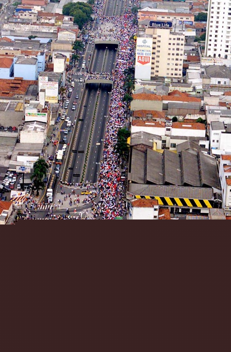 <strong> Grande cortejo fúnebre</strong> para o enterro do prefeito de Santo André, Celso Daniel, assassinado após um sequestro   