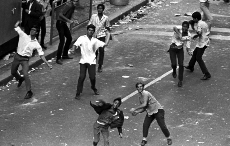  <strong> Manifestantes enfrentam</strong> a cavalaria da PM com pedras no Rio de Janeiro