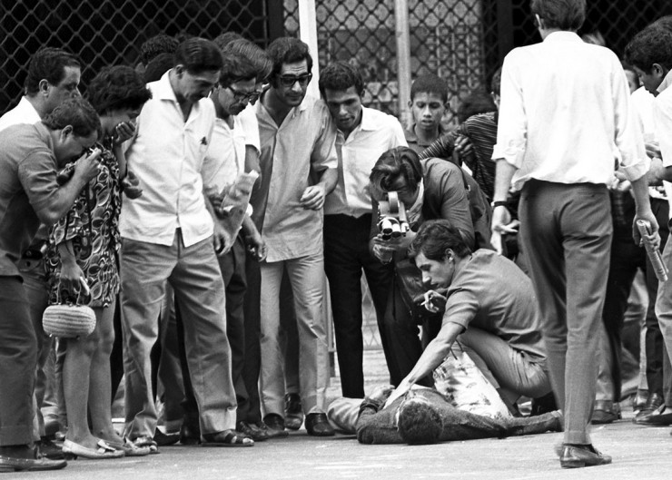  <strong> Baleado pela repressão,</strong> jovem é cercado por manifestantes e populares