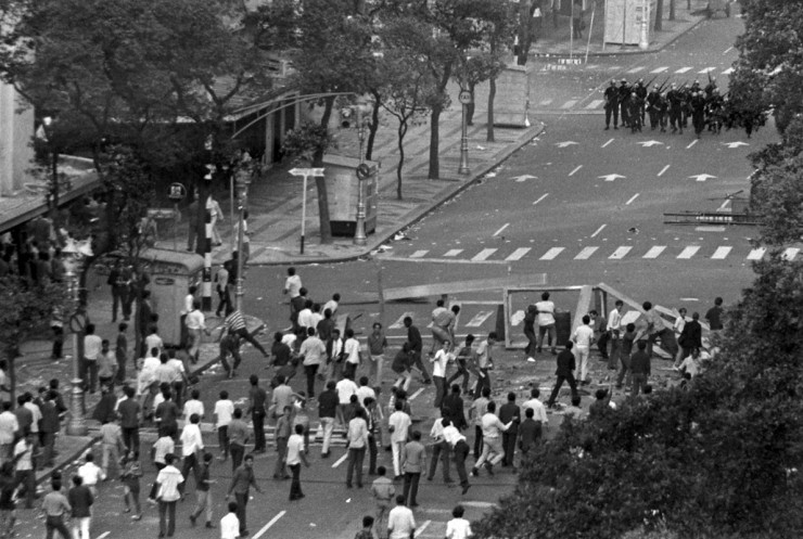  <strong> Armados de paus e pedras,</strong> estudantes enfrentam pelotão da polícia