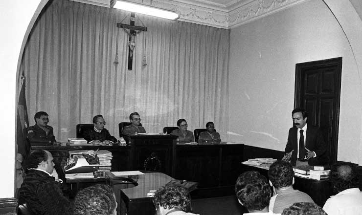  <strong> Julgamento dos sindicalistas</strong> em novembro de 1981; o advogado Luiz Eduardo Greenhalgh faz a defesa oral