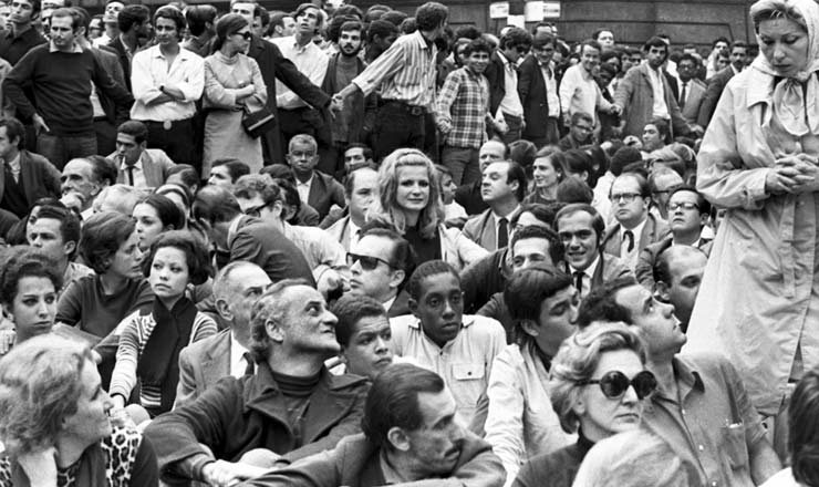  <strong> Paulo Autran </strong> (sentado à frente), Odete Lara (ao centro) e Clarice Lispector (à dir., em pé) em concentração para a passeata