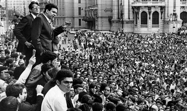  <strong> Vladimir Palmeira,</strong> líder estudantil, discursa na Cinelândia totalmente tomada