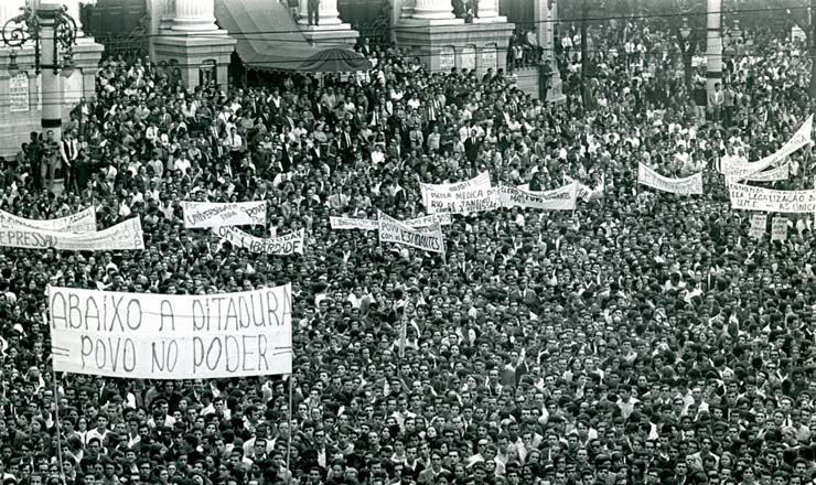  <strong> Na Cinelândia, </strong> participantes da Passeata dos Cem Mil erguem faixas e cartazes contra a ditadura