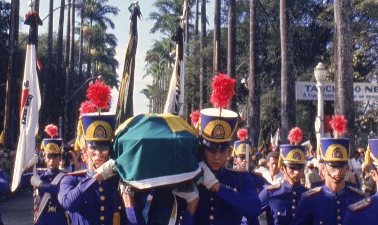  <strong> Dragões da Inconfidência</strong> carregam o caixão no cortejo fúnebre em Belo Horizonte