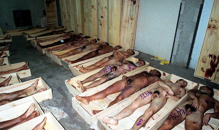  <strong> Corpos de presidiários executados </strong> no Carandiru, após autópsia no Instituto Médico Legal    