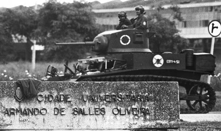  <strong> Invasão do campus da USP</strong> pelo Exército quatro dias após a edição do AI-5<br />  