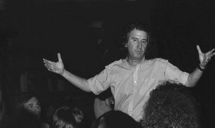  <strong> Augusto Boal,</strong> dramaturgo, logo após seu retorno do exílio<br />  