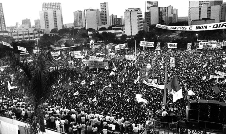  <strong> O comício de Goiânia </strong> foi o primeiro ato por eleições diretas no país, em 15 de junho de 1983, na Praça Cívica da cidade<br />  