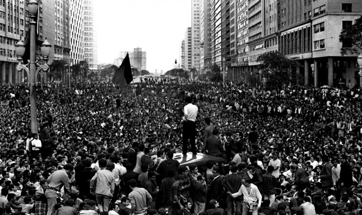  <strong> Manifestantes lotam</strong> a avenida Presidente Vargas, no centro do Rio