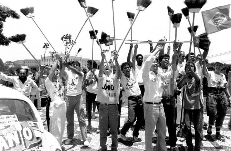  <strong> Simpatizantes de Jânio Quadros</strong> levam vassouras aos comícios da campanha à Prefeitura de São Paulo; símbolo de sua candidatura à Presidência em 1960, a vassoura varreria a corrupção do cenário político