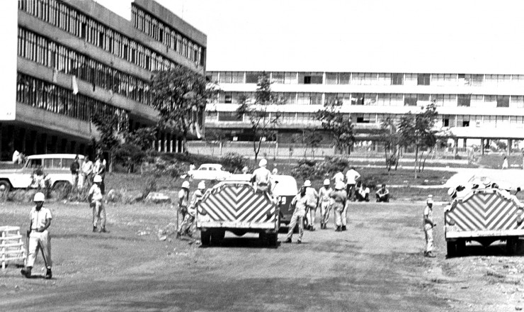  <strong> Policias e viaturas invadem </strong> o campus da Universidade de Brasília 