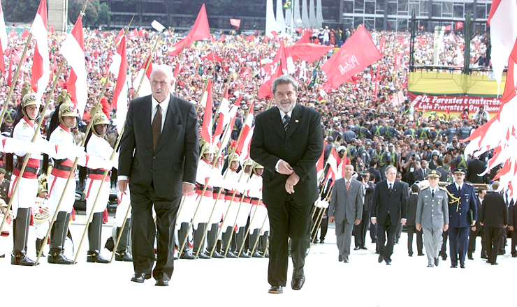  <strong> Lula, ao lado de José de Alencar,</strong> sobe a rampa do Palácio do Planalto para receber a faixa presidencial