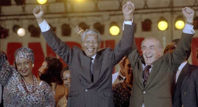  <strong> Nelson Mandela e a mulher, Winnie,</strong> participam de show ao lado do prefeito Leonel Brizola, na praça da Apoteose, no Rio de Janeiro