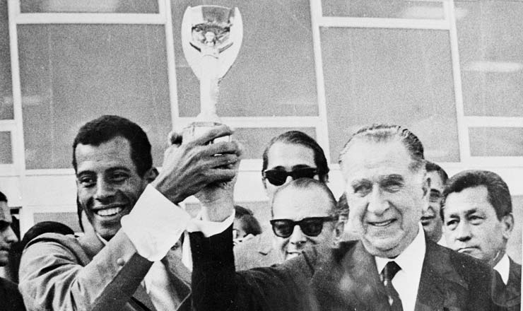  <strong> Carlos Alberto e Médici</strong> exibem a taça Jules Rimet na recepção à Seleção em Brasília   