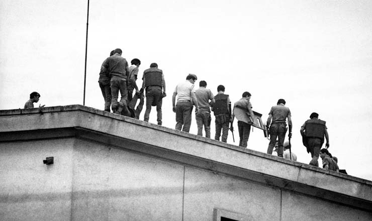  <strong> Policiais no topo</strong> da Casa de Detenção ao final da rebelião<br />  