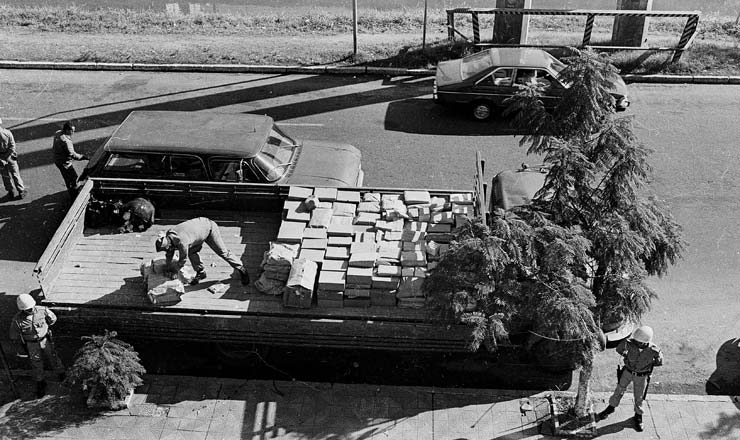  <strong> Em frente ao Palácio da Polícia</strong> em Porto Alegre, documentos do Dops são colocados num caminhão       