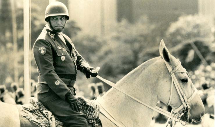  <strong> General Newton Cruz </strong> desfila montado em cavalo branco na Esplanada dos Ministérios durante a vigência das medidas de emergência