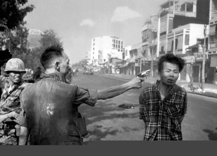  <strong> General Nguyen Ngoc Loan,</strong> chefe da polícia nacional do Vietnã do Sul, executa com um tiro o capitão vietcongue Bay Lop. A foto ganhou o Prêmio Pulitzer em 1969