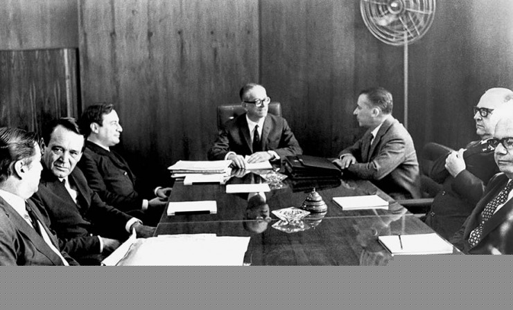  <strong> Alfredo Buzaid </strong> (ao centro) preside reunião do CDDPH, que arquivou as denúncias do caso Hansen