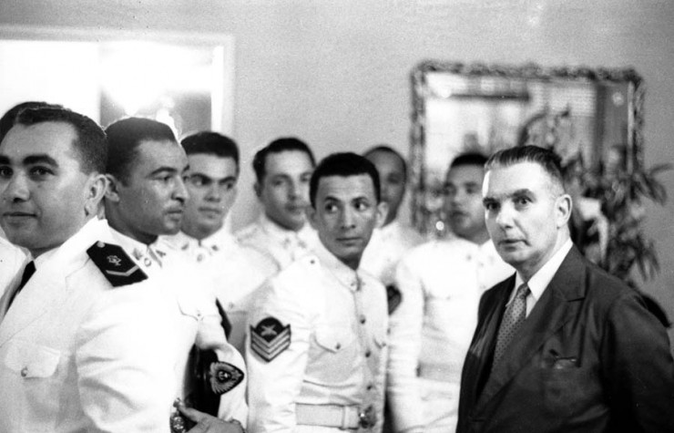  <strong> Almirante Pedro Paulo Araújo Suzano </strong> (de terno escuro), antes do golpe, em uma homenagem por seu aniversário, em novembro de 1963