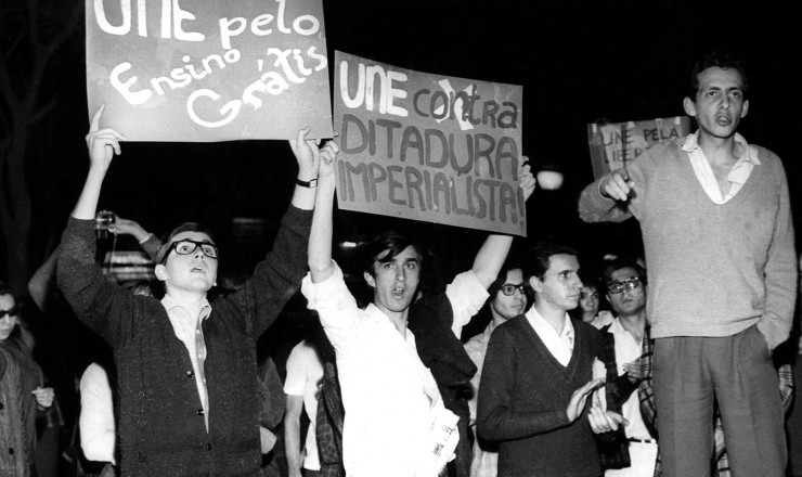       <strong> Luís Travassos </strong> (à dir.) discursa no comício-relâmpago de encerramento do Congresso da UNE, na Praça da Sé, São Paulo 