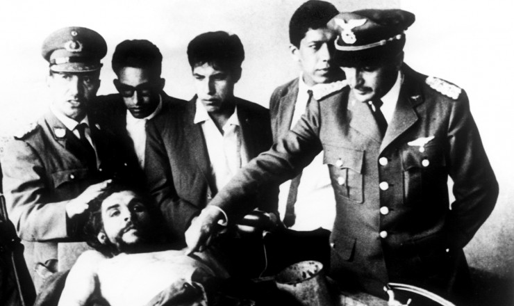  <strong> O corpo de Che Guevara</strong> é exposto para jornalistas em Vallegrande, na Bolívia    