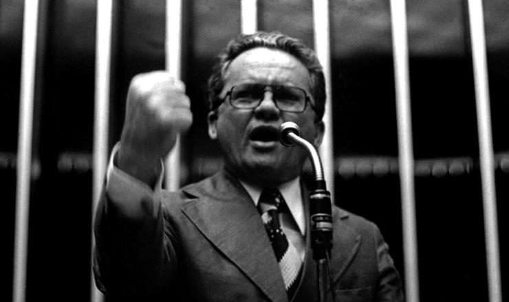  <strong> Deputado Alencar Furtado, </strong> líder do MDB na Câmara, em junho de 1977, cassado depois de inflamado discurso na TV denunciando o desaparecimento de militantes políticos
