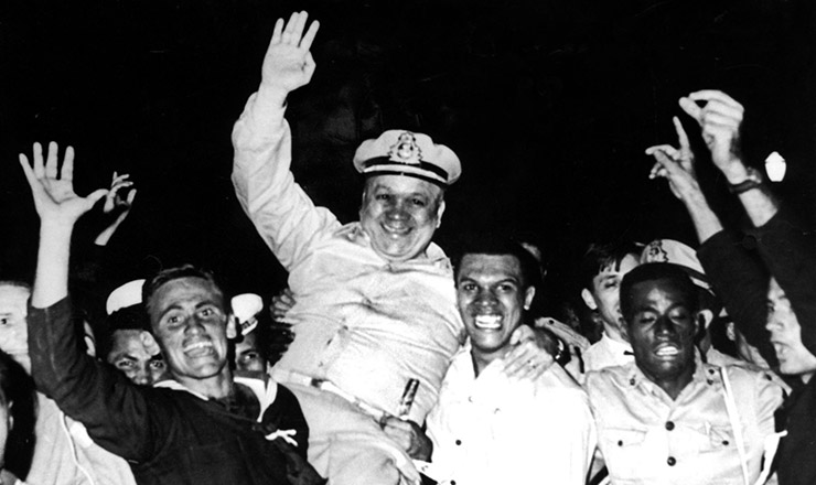  <strong> Almirante Aragão</strong> é homenageado por marinheiros rebelados   
