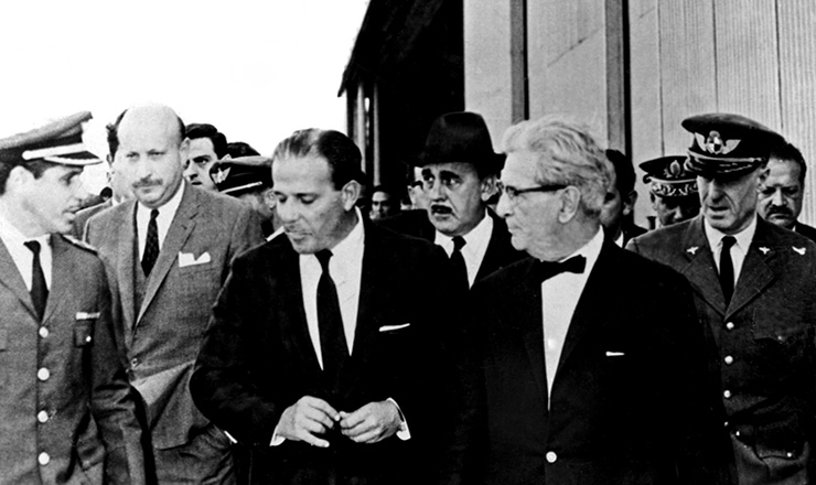  <strong> Deposto, Jango desembarca </strong> no Uruguai, onde se exilou, em 4 de abril de 1964