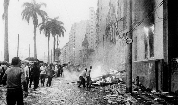 <strong> Prédio da UNE no Rio </strong> é incendiado em 1º de abril de 1964