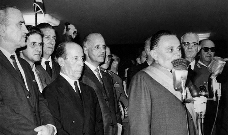  <strong> Posse de Castelo Branco </strong> na Presidência da República, em 15 de abril de 1964