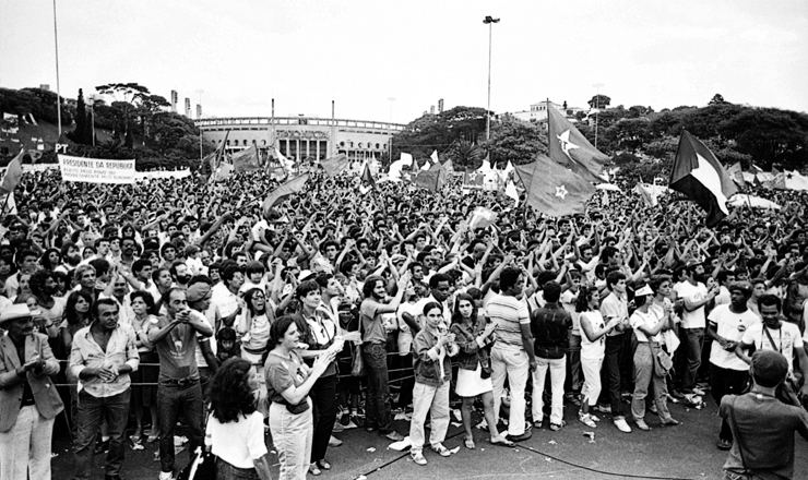  <strong> Em frente ao Estádio do Pacaembu,</strong> manifestantes realizam o primeiro grande comício pelas Diretas-Já em São Paulo em 27 de novembro de 1983