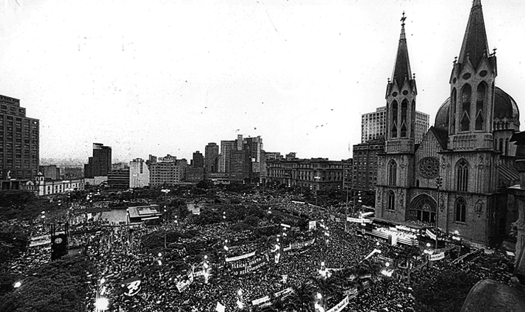  <strong> Trezentas mil pessoas </strong> participam do comício da praça da Sé, em São Paulo, em 25 de janeiro de 1984
