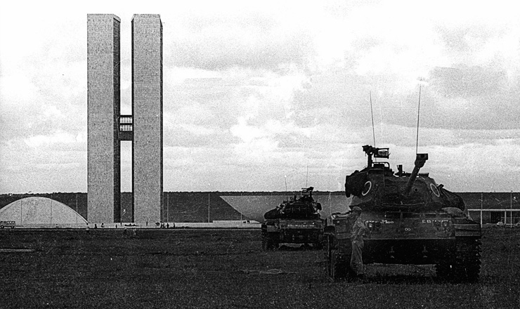  <strong> Tanques do Exército cercam </strong> o Congresso Nacional em 1º de abril de 1964