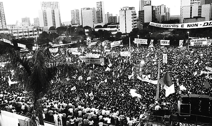  <strong> Comício por eleições diretas</strong> em Goiânia, na praça Cívica, em 15 de junho de 1983