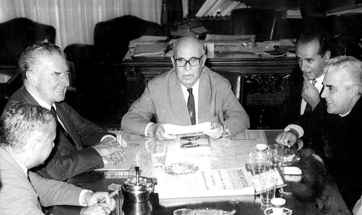  <strong> Ildo Meneghetti</strong> (centro) e Adhemar de Barros (à esq.) reúnem-se em Porto Alegre em 22 de março de 1964