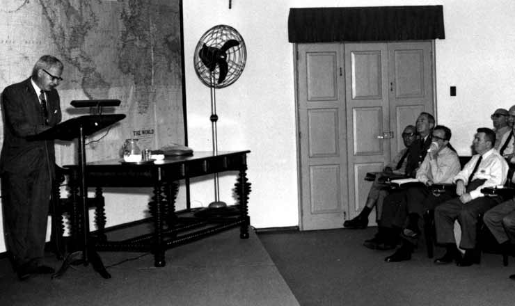  <strong> O embaixador Lincoln Gordon, </strong> dos Estados Unidos, ministra palestra na Escola Superior de Guerra para generais brasileiros em 1963   