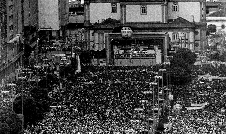  <strong> Mais de 1 milhão de pessoas </strong> se reúne na Candelária, no Rio de Janeiro, pedindo Diretas-Já, em 10 de abril de 1984