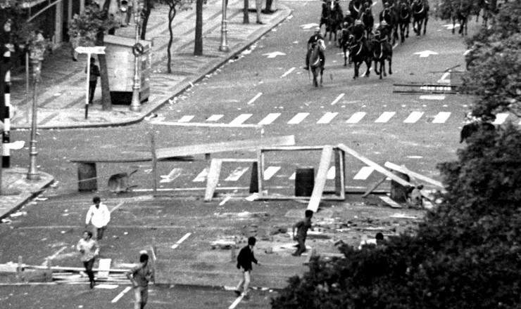  <strong> Cavalaria da PM </strong> ataca grupo de manifestantes no centro do Rio      