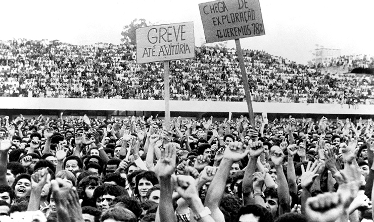  <strong> Greve 1979</strong> – Trabalhadores em assembleia no Estádio de Vila Euclides, em São Bernardo do Campo, em março de 1979