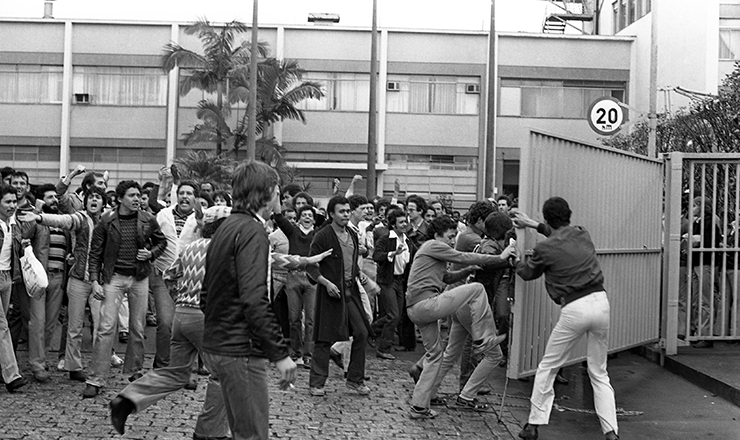  <strong> Greve 1981</strong> – Manifestação na porta da Mercedes-Benz, em São Bernardo do Campo (SP)