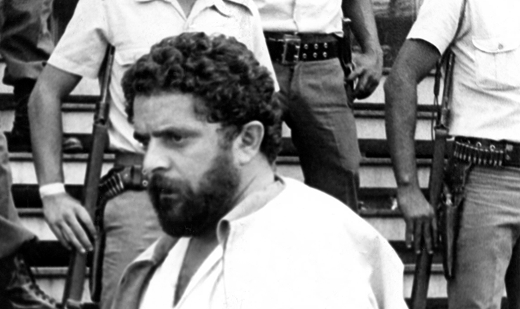  <strong> Na intervenção no Sindicato </strong> dos Metalúrgicos em 1980, Lula é afastado da diretoria da entidade