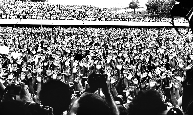  <strong> Metalúrgicos do ABC aprovam </strong> em assembléia no Estádio de Vila Euclides, em São Bernardo do Campo (SP), uma das maiores greves gerais da categoria, em 30 de março de 1980      
