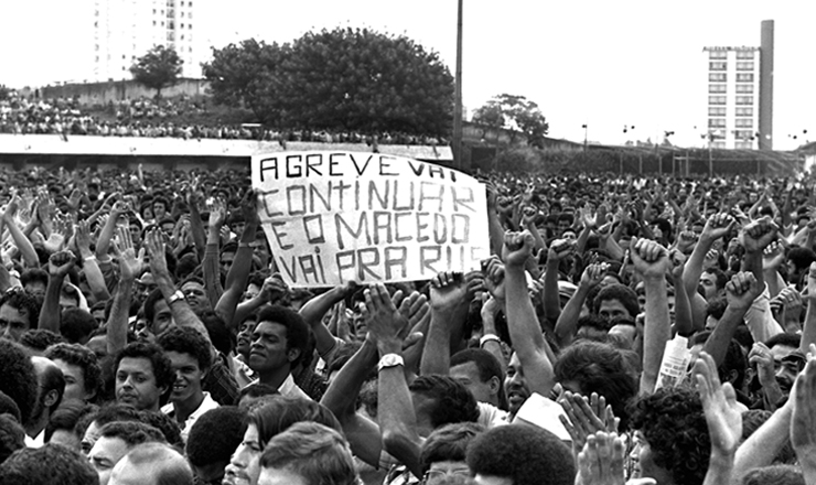  <strong> Assembleia com 60 mil metalúrgicos </strong> no ABC, em março de 1980, em que Murilo Macedo, ministro do Trabalho da ditadura, é criticado 