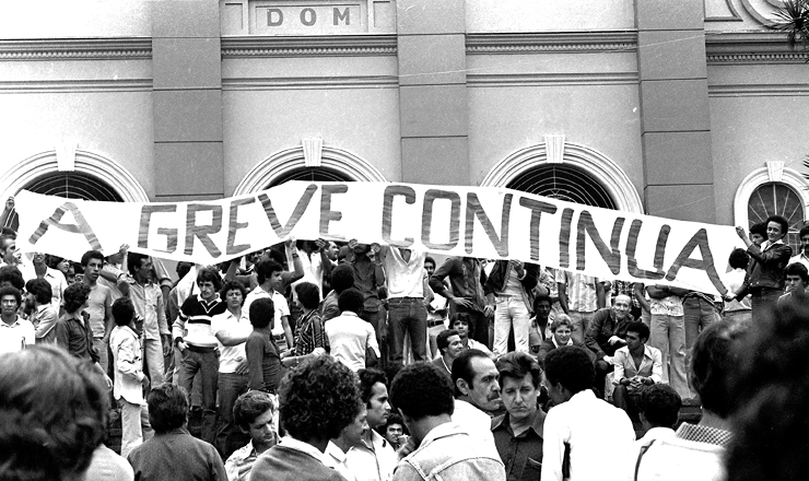 <strong> Entrada da Igreja Matriz</strong> de São Bernardo do Campo (SP), onde os metalúrgicos se reuniram em assembleia em 24 de abril de 1980